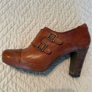 Clarks Artisan 7.5M brown buckle booties